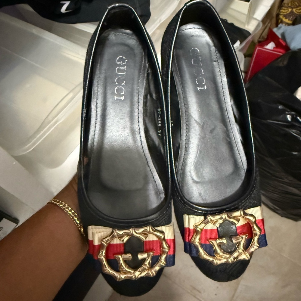 Gucci Women's Black Flats with Red and Gold Detail In Very Good Condition